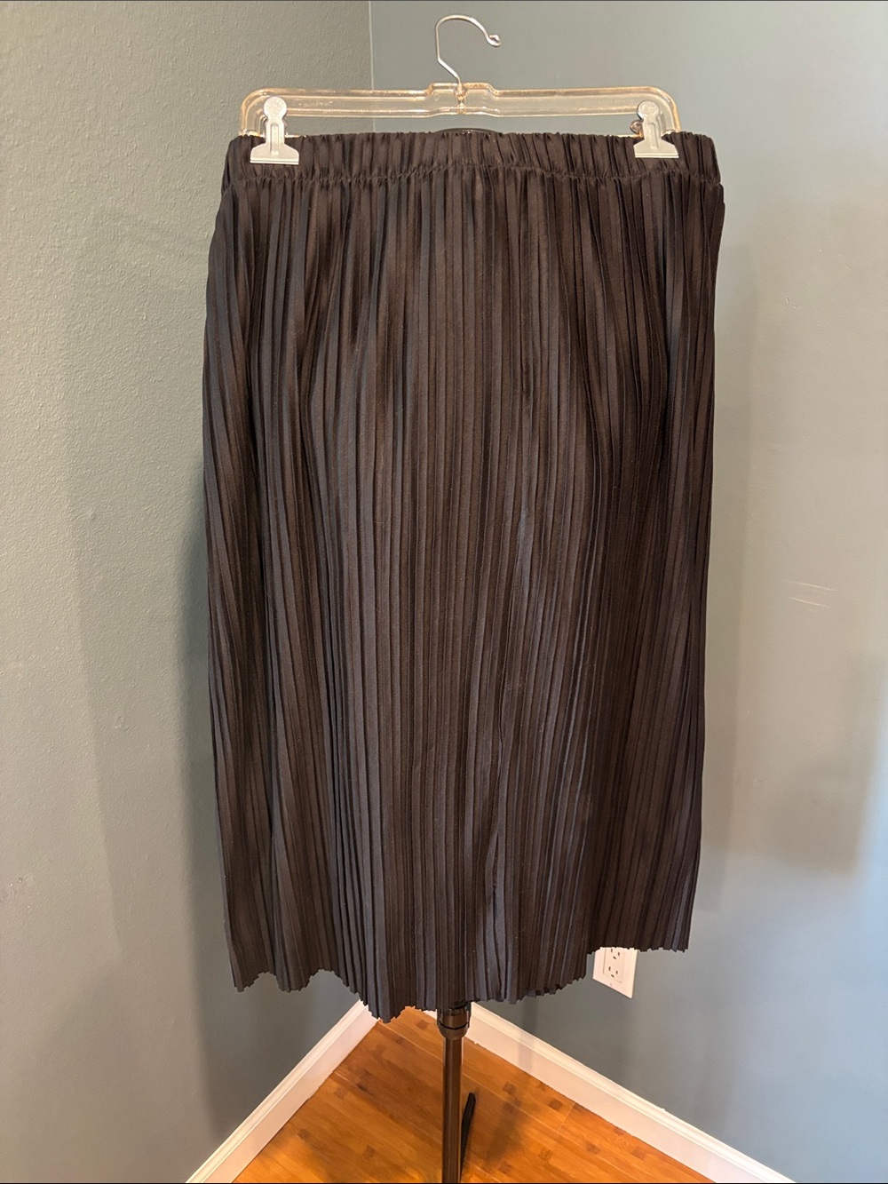 Uniqlo Black Pleated Midi Skirt